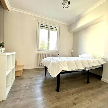 Holiday home Belle Maison Renovee Dans Le Centre, Rue Au Calme