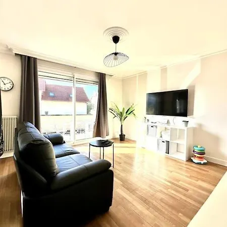 Holiday home Belle Maison Renovee Dans Le Centre, Rue Au Calme