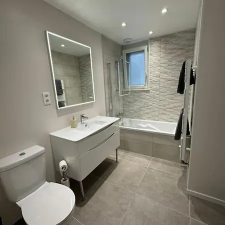 Holiday home Belle Maison Renovee Dans Le Centre, Rue Au Calme *